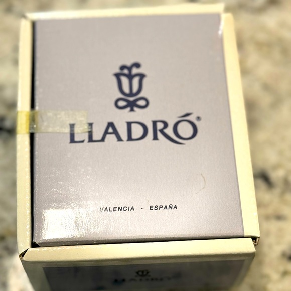 Lladro mini Mrs. Santa Claus #5939 with box, glazed finish, porcelain - Picture 4 of 5